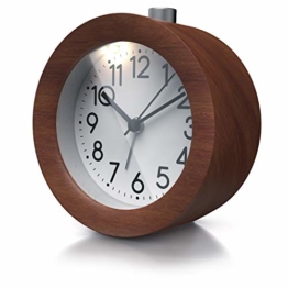 CSL - Wecker analog ohne Ticken – rund - Holz dunkel Nussbaum – Retro Design – beleuchtetes Ziffernblatt mit Licht – lautlos - Reisewecker - Weckton - Snoozetaste Schlummerfunktion – batteriebtrieben - 1