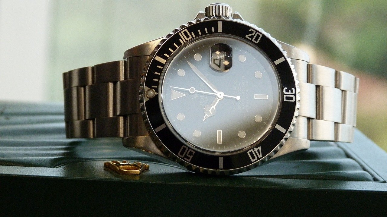 Rolex Submariner liegt auf der Seite auf einem Tisch